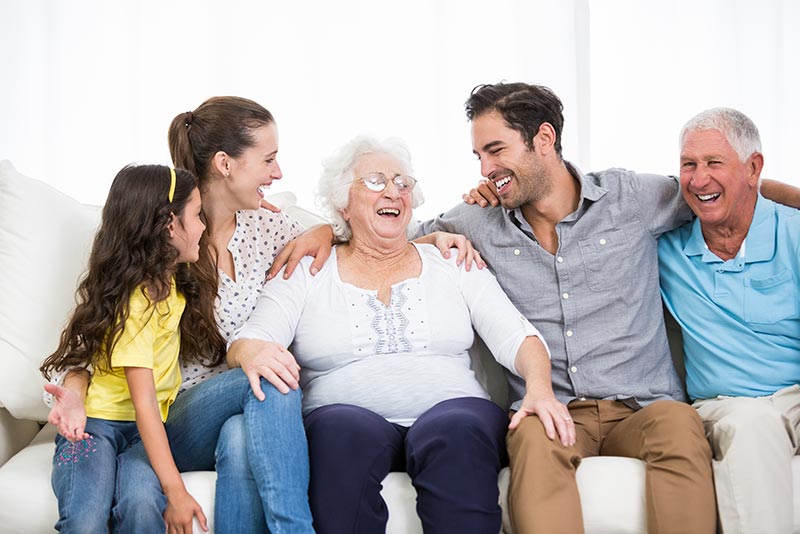 El adulto mayor con demencia y su entorno familiar